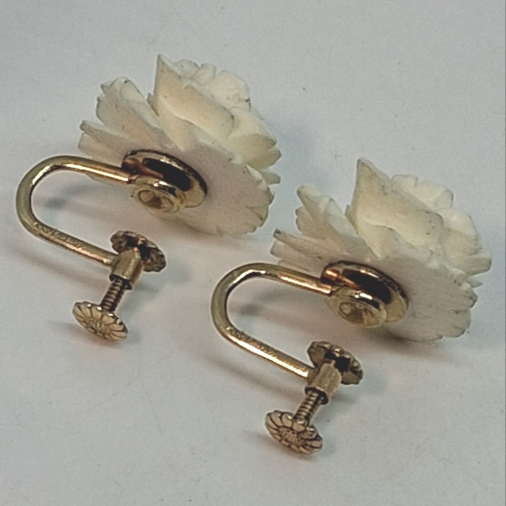 * Vintage Krementz Bone Colored Celluloid? Rose Screwback Earrings - Picture 3 of 4